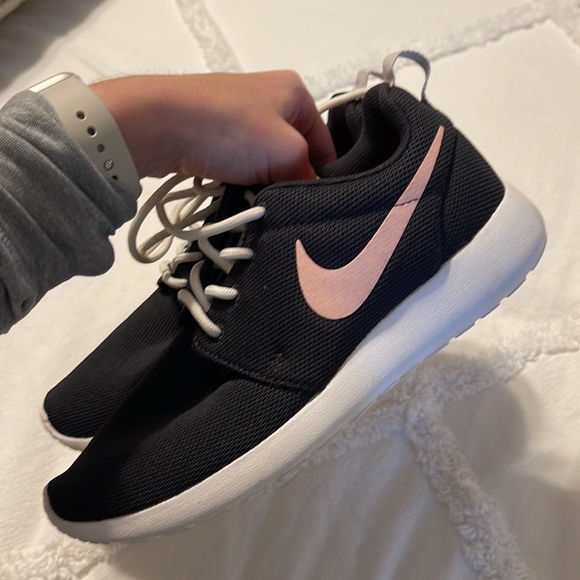 Nike Rosche - Picture 3 of 5